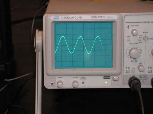 Sine wave on the oscilliscope.